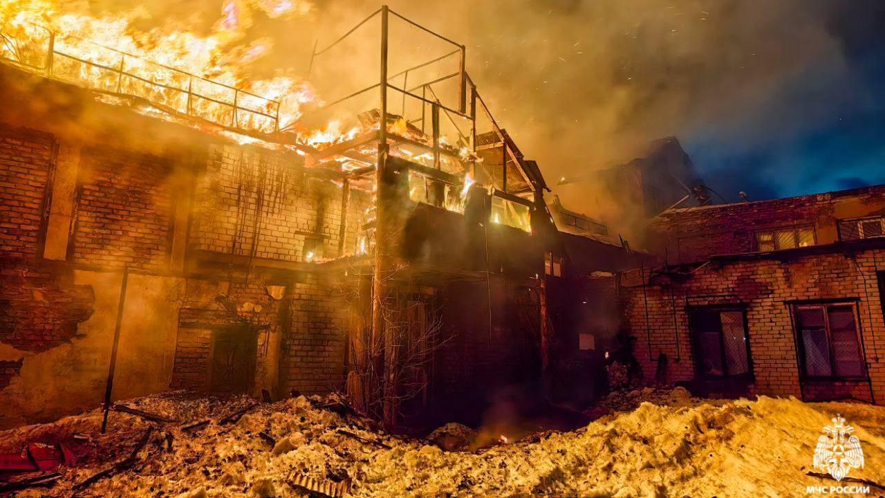 МЧС: пожар в Коле на Каменном острове локализован